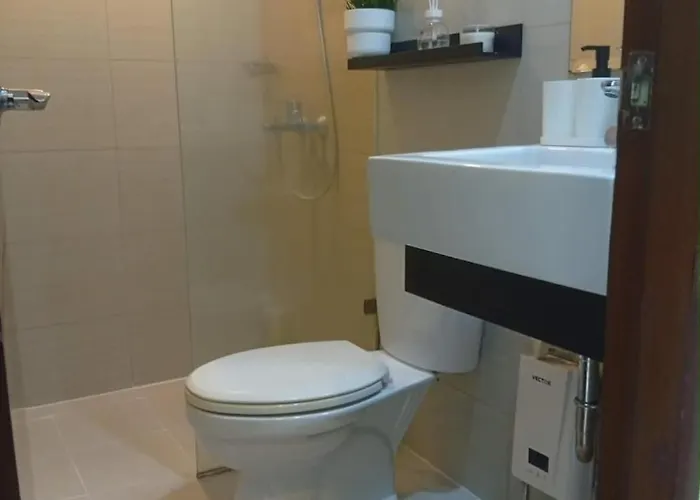 Apartment Viceroy Condo, Mckinley Hill , Near Venice Mall *